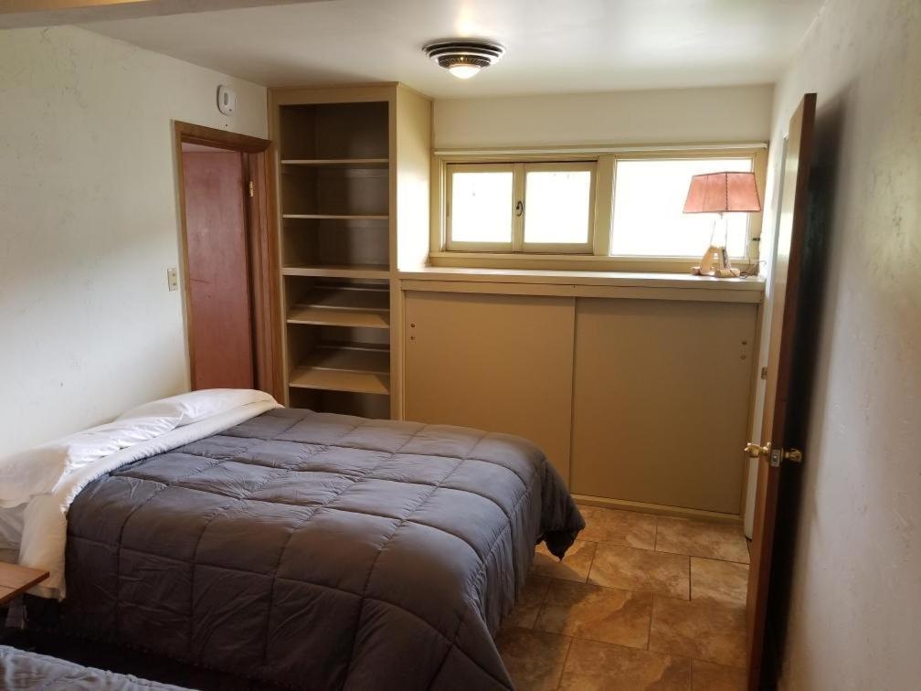 Rolling R Guest Ranch Guest House Meeker Room photo