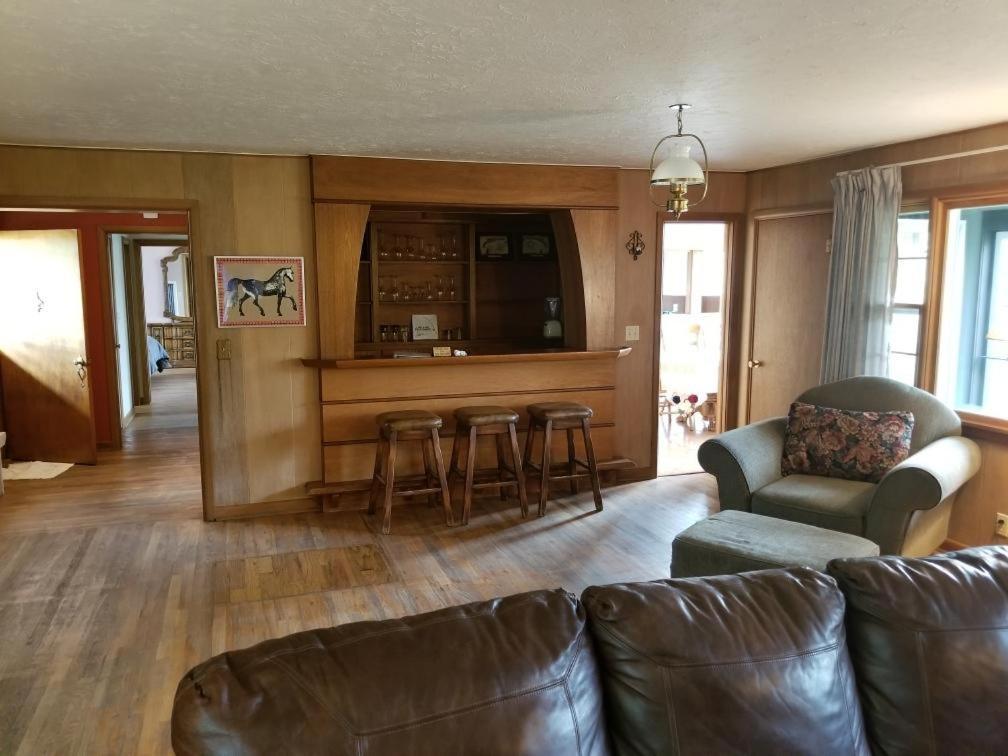 Rolling R Guest Ranch Guest House Meeker Room photo